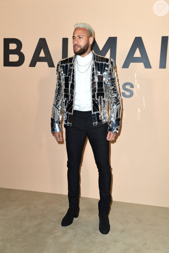 Neymar atraiu os flashs ao chegar para o desfile da Paris Men's Fashion Week
