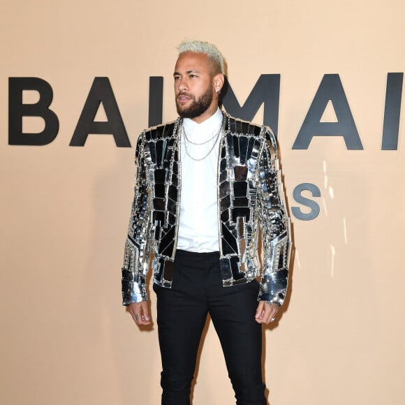 Neymar atraiu os flashs ao chegar para o desfile da Paris Men's Fashion Week