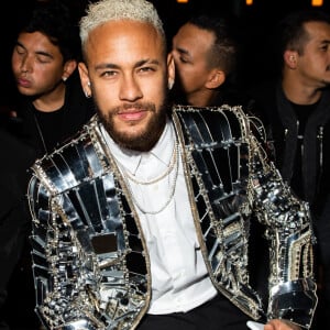 Neymar, com cabelo platinado, apostou em um look nada discreto para o evento de moda