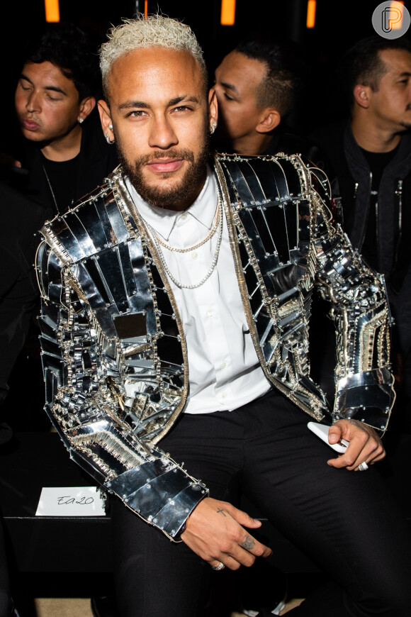 Neymar, com cabelo platinado, apostou em um look nada discreto para o evento de moda
