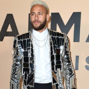 Neymar escolheu um look reluzente e cheio de personalidade da Balmain no desfile da maison