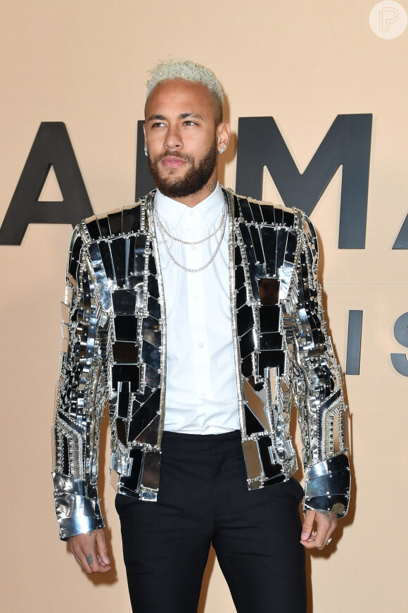 Neymar escolheu um look reluzente e cheio de personalidade da Balmain no desfile da maison