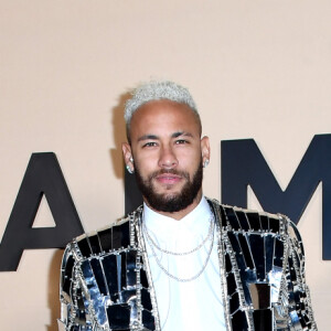Neymar apostou em um jaqueta com espelhos da coleção inverno 2020 da Balmain