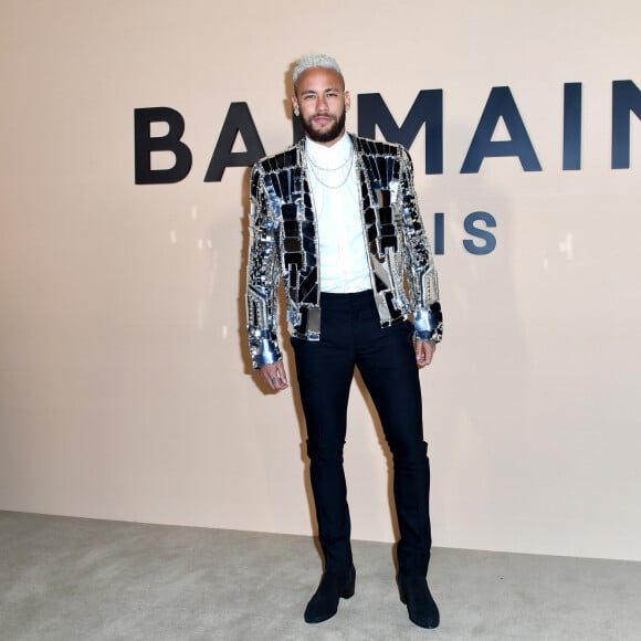 Neymar apostou em um jaqueta com espelhos da coleção inverno 2020 da Balmain