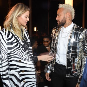 Neymar conversou com a modelo Sasha Luss no desfile da Balmain