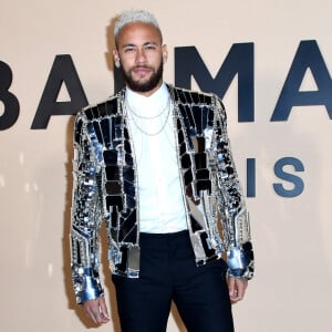 Neymar prestigiou desfile da Balmain com jaqueta de espelhos avaliada em R$ 64 mil. Veja mais fotos nesta sexta-feira, dia 17 de janeiro de 2020