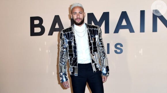 Neymar prestigiou desfile da Balmain com jaqueta de espelhos avaliada em R$ 64 mil. Veja mais fotos nesta sexta-feira, dia 17 de janeiro de 2020