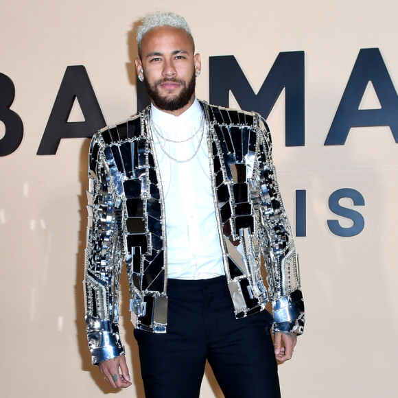 Neymar prestigiou desfile da Balmain com jaqueta de espelhos avaliada em R$ 64 mil. Veja mais fotos nesta sexta-feira, dia 17 de janeiro de 2020