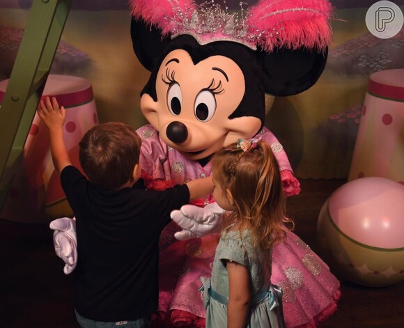 Filhos de Thais Fersoza e Michel Teló estão aproveitando as férias na Disney nesta segunda-feira, dia 20 de janeiro de 2020