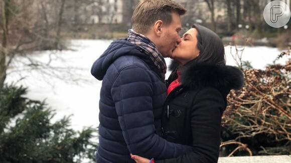 Thais Fersoza ganha beijo de Michel Teló em  festa surpresa de aniversário nos EUA nesta segunda-feira, dia 20 de janeiro de 2020