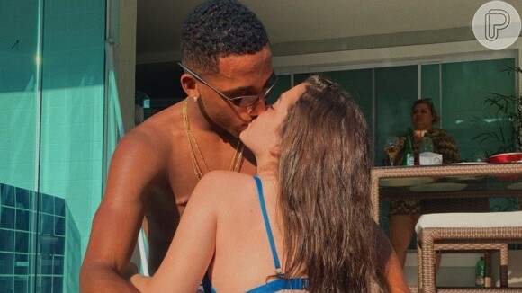 Mel Maia dá beijo em namorado, João Pedro, e brinca nesta quarta-feira, dia 22 de janeiro de 2020