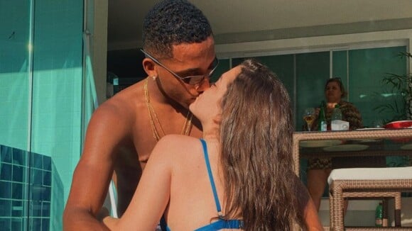 Mel Maia dá beijo e brinca com o namorado, João Pedro: 'Me troca por Fortnite'