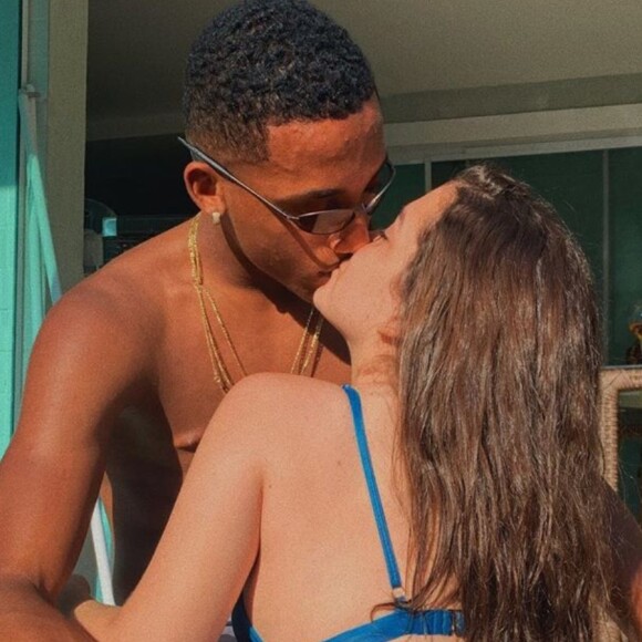 Mel Maia dá beijo em namorado, João Pedro, e brinca nesta quarta-feira, dia 22 de janeiro de 2020