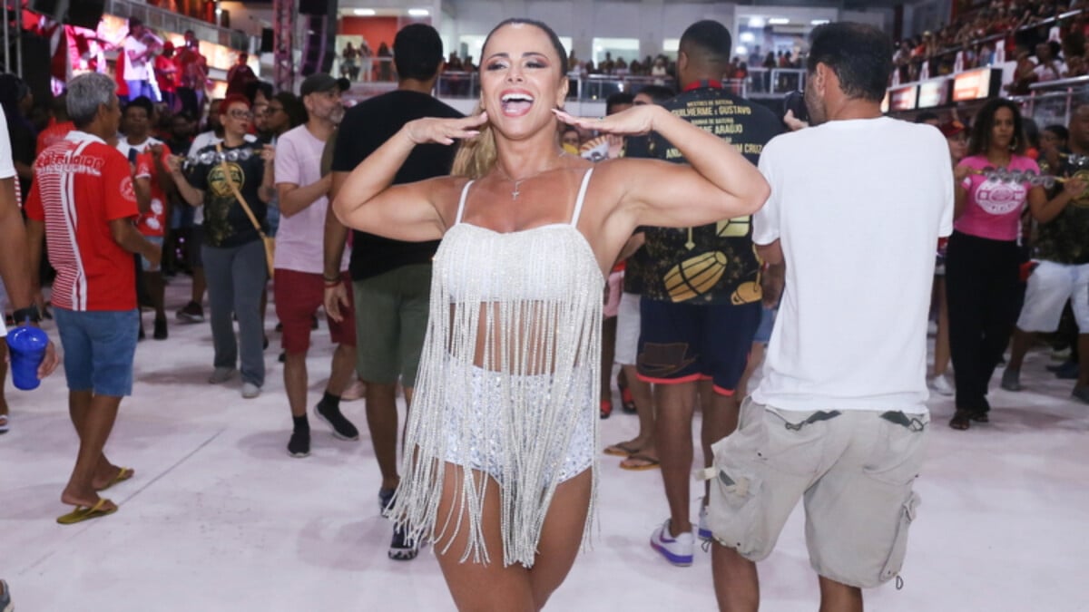 Viviane Araujo aposta em top de strass e hot pants em novo ensaio de  Carnaval - Purepeople