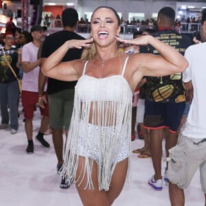 Viviane Araujo cai no samba em ensaio do Salgueiro no Rio de Janeiro, na noite desta quinta-feira, 23 de janeiro de 2020