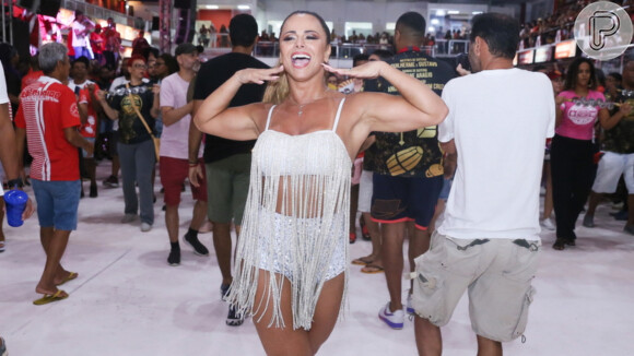 Viviane Araujo cai no samba em ensaio do Salgueiro no Rio de Janeiro, na noite desta quinta-feira, 23 de janeiro de 2020