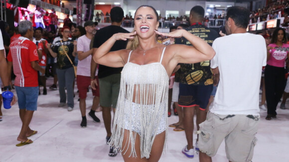 Viviane Araujo aposta em top de strass e hot pants em novo ensaio de Carnaval