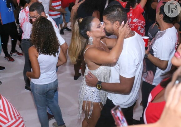 Viviane Araujo troca beijos com o namorado, Guilherme Militão, em ensaio do Salgueiro