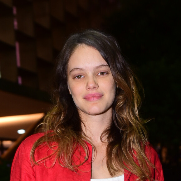 Laura Neiva brincou sobre os traços em comum de Maria com Chay Suede: 'Quem falar que é a cara do pai vai levar block'