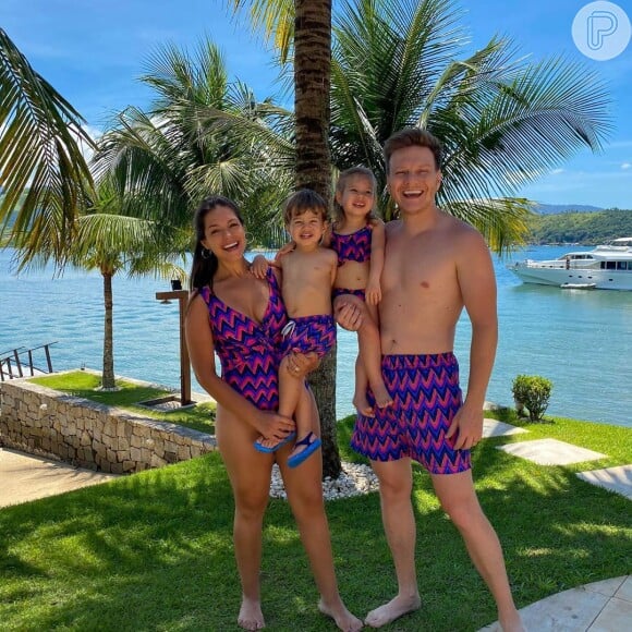 Em foto com a mulher, Thais Fersoza, e os filhos, Melinda e Teodoro, Michel Teló admitiu sua paixão por looks parecidos para a a família