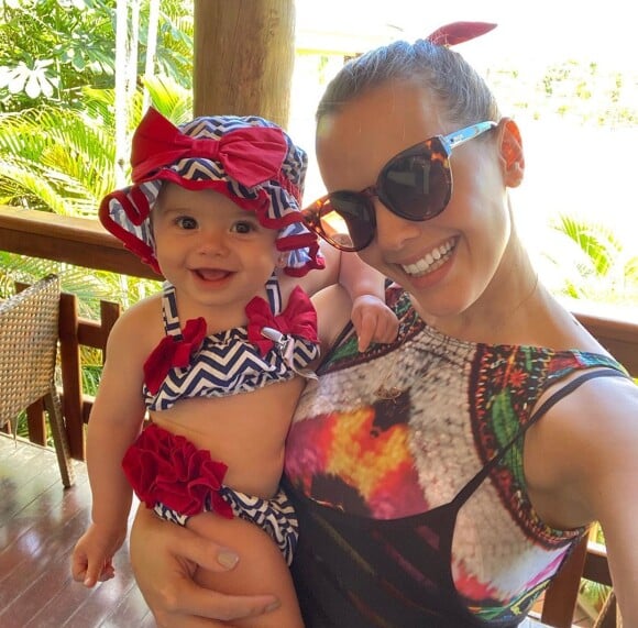 Filha de Thaeme, Liz surgiu com conjuntinho de moda praia em foto com a mamãe famosa