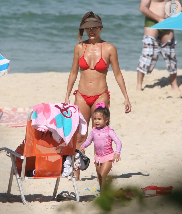 A filha de Deborah Secco esbanjou fofura com look praia cor de rosa