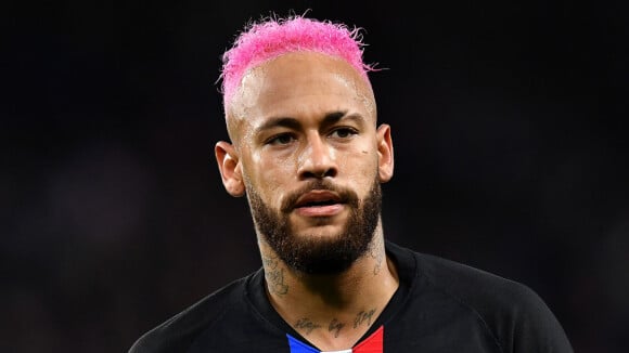Cabelo rosa, foto em família e polêmica em jogo: saiba como foi o dia de Neymar