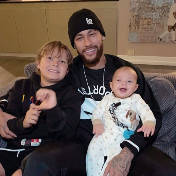 Neymar voltou a posar ao lado do filho, Davi Lucca, e do enteado, Valentin