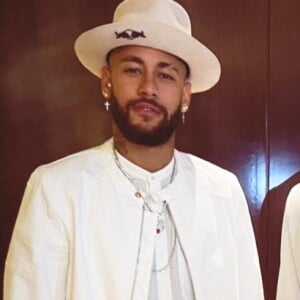 Neymar abraça e canta com Maraisa em show de aniversário neste domingo, 02 de fevereiro de 2020