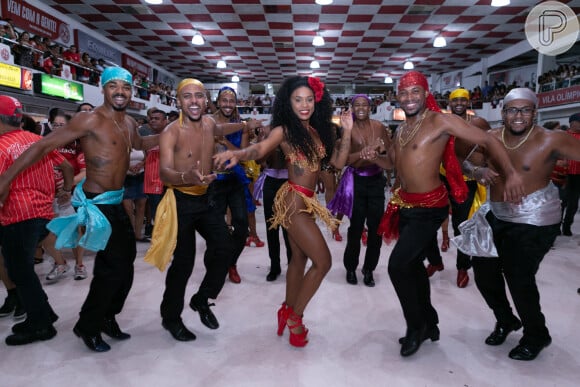 MC Rebecca mostrou samba no pé em ensaio de Carnaval no Rio