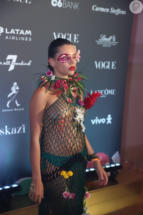 Bruna Linzmeyer dispensa sutiã em vestido com flores naturais para baile de luxo nesta sexta-feira, dia 07 de fevereiro de 2020