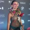 Bruna Linzmeyer usa vestido de rede com flores para baile de luxo nesta sexta-feira, dia 07 de fevereiro de 2020