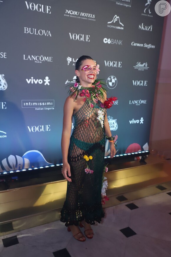 Bruna Linzmeyer usa vestido de rede com flores para baile de luxo nesta sexta-feira, dia 07 de fevereiro de 2020