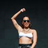 Anitta se divertiu usando um look transparente que deixou a calcinha da cantora à mostra