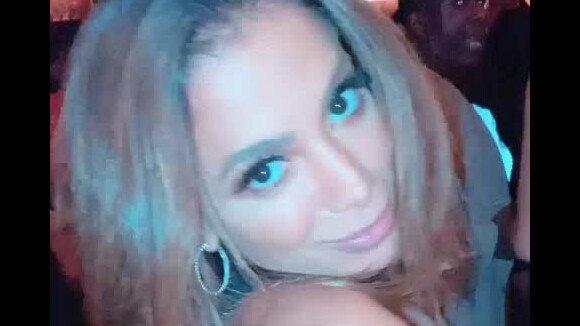 Anitta rebola de vestido transparente e calcinha fica em evidência