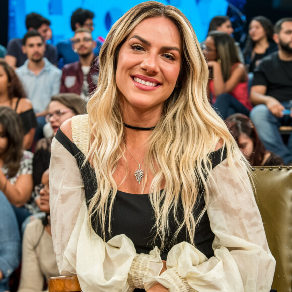 Giovanna Ewbank postou foto de biquíni e as novas curvas do corpo roubaram a cena