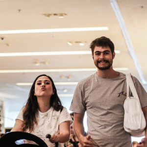 Tatá Werneck e Rafael Vitti sempre são vistos em shopping com a filha, Clara Maria