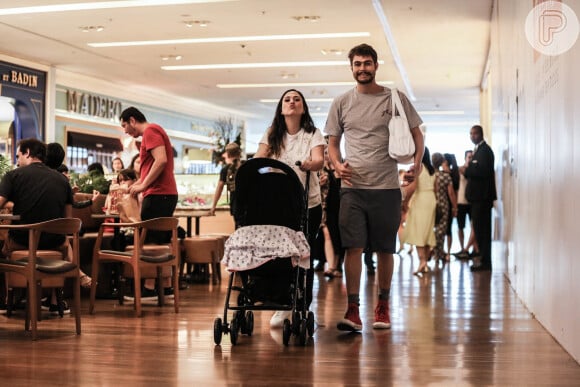 Tatá Werneck e Rafael Vitti sempre são vistos em shopping com a filha, Clara Maria