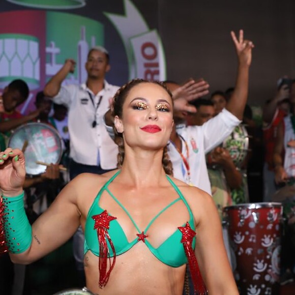 Paolla Oliveira apostou em make com batom vermelho e sombra repleta de glitter na cor dourado