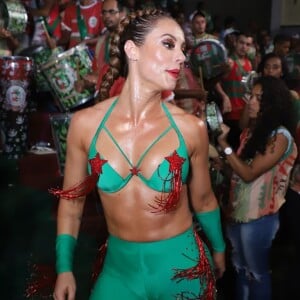 Paolla Oliveira aposta em look de top e calça justa, com as cores da Grande Rio, no último ensaio na quadra da escola, no Rio de Janeiro, na noite desta terça-feira, 11 de fevereiro de 2020