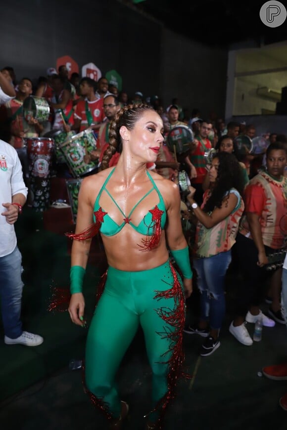 Paolla Oliveira aposta em look de top e calça justa, com as cores da Grande Rio, no último ensaio na quadra da escola, no Rio de Janeiro, na noite desta terça-feira, 11 de fevereiro de 2020