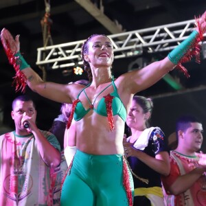 Paolla Oliveira está de volta como rainha de bateria da Grande Rio após 10 anos: 'Confesso que estou um pouco ansiosa e esperando o dia do desfile chegar logo'
