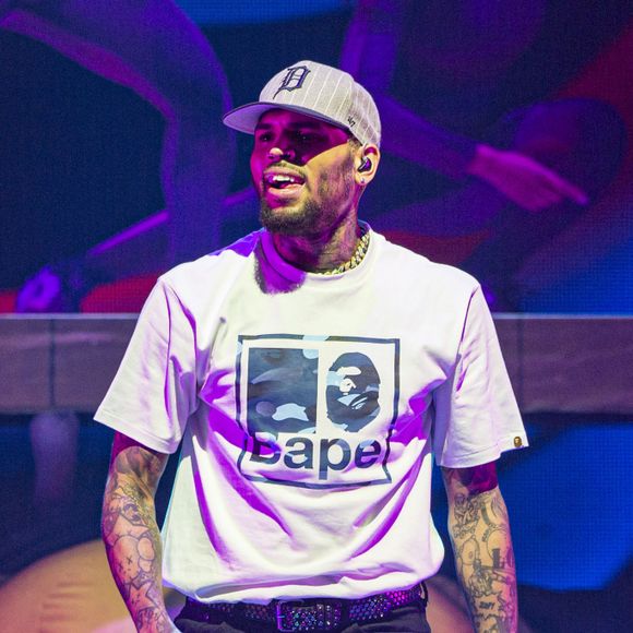 Chris Brown tatuou desenho de tênis no rosto com Joaquin Ganga Lopez, do Ganga Tattoo Studio