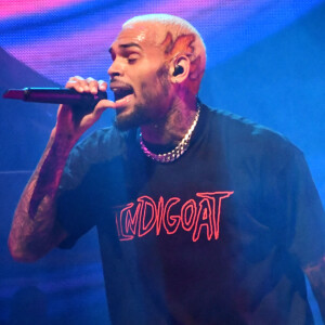 Chris Brown tatuou em seu rosto um Air Jordan 3, um dos modelos da Nike que o cantor tem em sua coleção