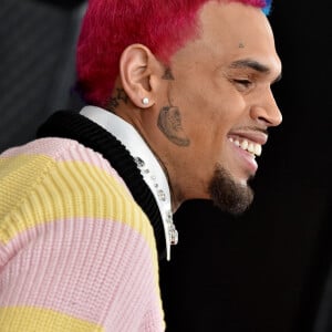 Chris Brown fez primeira aparição com tatuagem de tênis no rosto no Grammy 2020