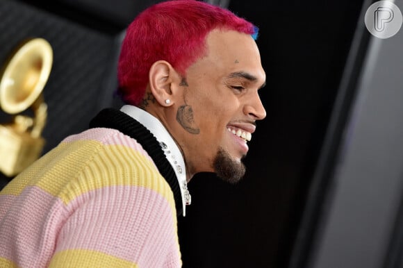 Chris Brown fez primeira aparição com tatuagem de tênis no rosto no Grammy 2020