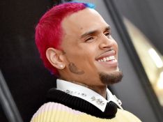 Nova tattoo! Chris Brown faz desenho de tênis de marca no rosto e impressiona