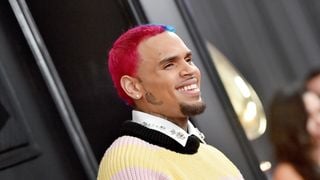 Nova tattoo! Chris Brown faz desenho de tênis de marca no rosto e impressiona