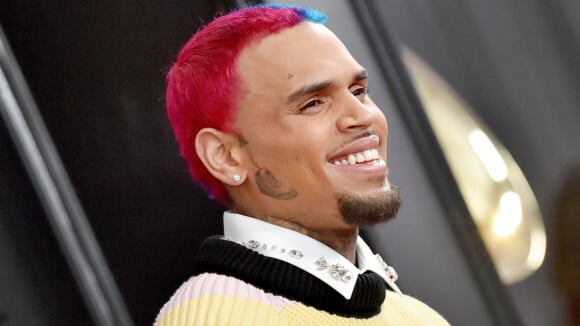 Nova tattoo! Chris Brown faz desenho de tênis de marca no rosto e impressiona