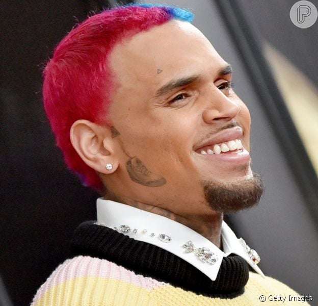 Chris Brown faz tatuagem de tênis no rosto